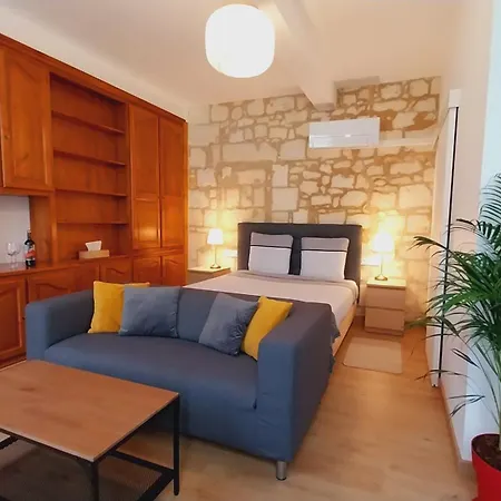 Апартаменты Hotes De Emilion *